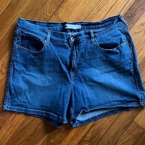 Levi’s Stretch Mid Length Shorts